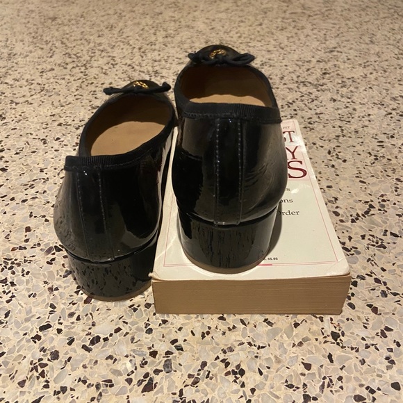 Tory Burch Chelsea Bow black patent leather heels - Picture 5 of 5